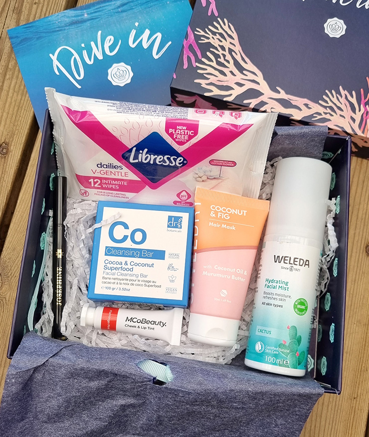 unboxing i glossybox juli 2022 - dive in